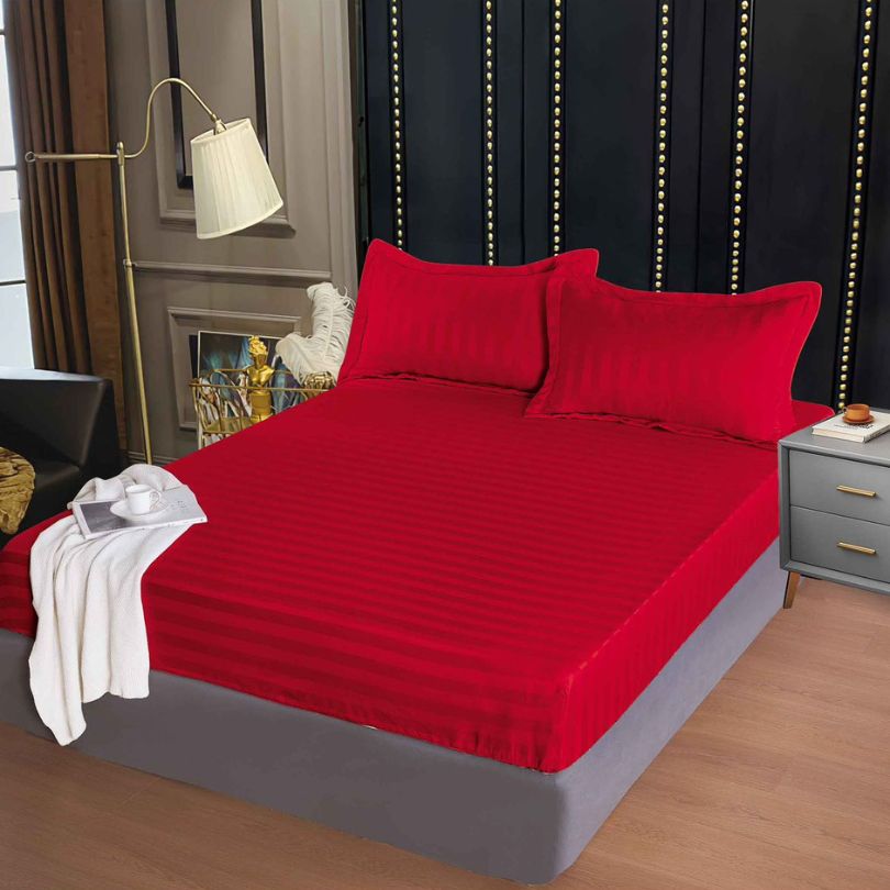 Îți dorești un somn odihnitor și un pat care să arate impecabil? Husa de pat damasc cu elastic, formată din 3 piese, este soluția perfectă! Fabricată din materiale de înaltă calitate, această husă nu doar că protejează salteaua, dar adaugă și un strop de eleganță dormitorului tău.
